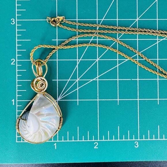 Iridescent Sea Shell Spiral Wired Pendant Gold Tone Chain Necklace 18" - Picture 13 of 13